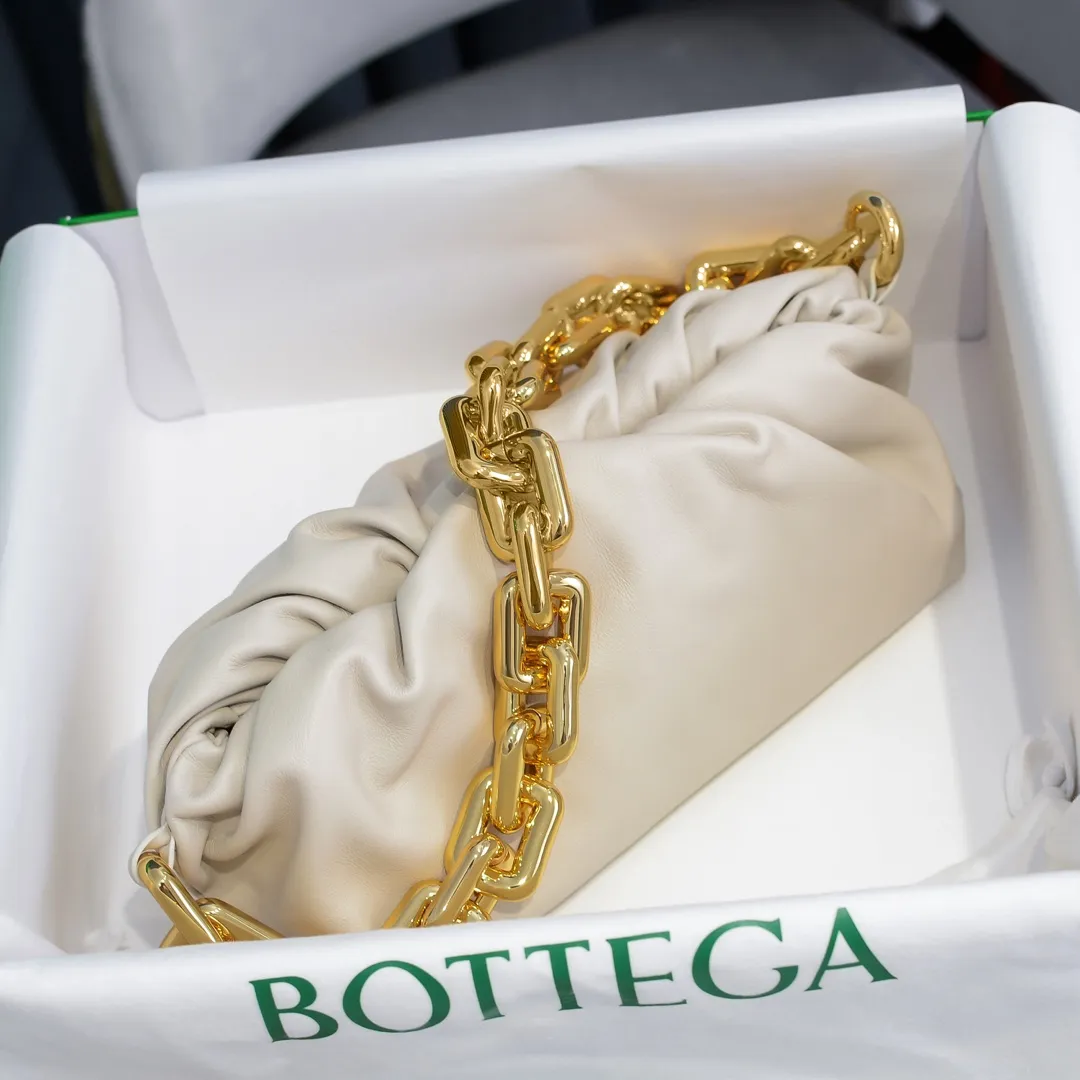 2020 new products will continue to upgrade the cloud bag to the вoттega veneтa chain cloud bag. It is still developed with imported original leather as standard. This hardware chain needs to be light on the upper body and can only be made of all-steel material. It is made of hollowed metal. You don’t have to worry about its weight. Major celebrity fashion bloggers have used it to attend fashion shows. Who can resist the charm of this large gold chain [smile] Style number: 6708# Size: 30*16*12